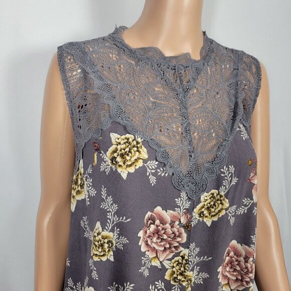 Torrid Women's Lace Mock Neck Floral Flowy Grey Tank Keyhole Back Size 1 (14/16) - Picture 2 of 11